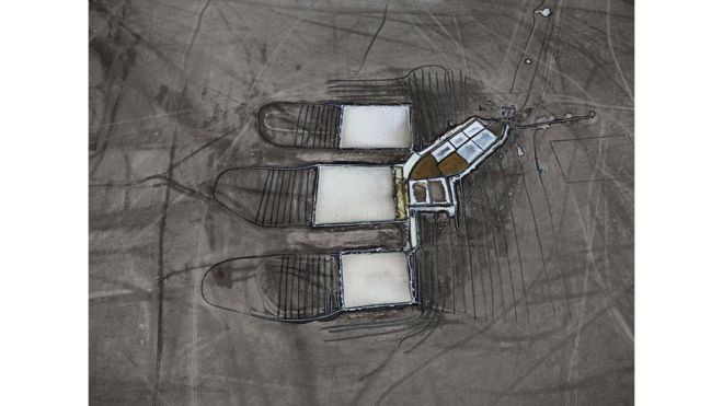 Edward Burtynsky The project documents a disappearing landscape. The geometric patterns detail the network of wells and vehicle tracks made during the extraction of hundreds of tonnes of salt from the area.