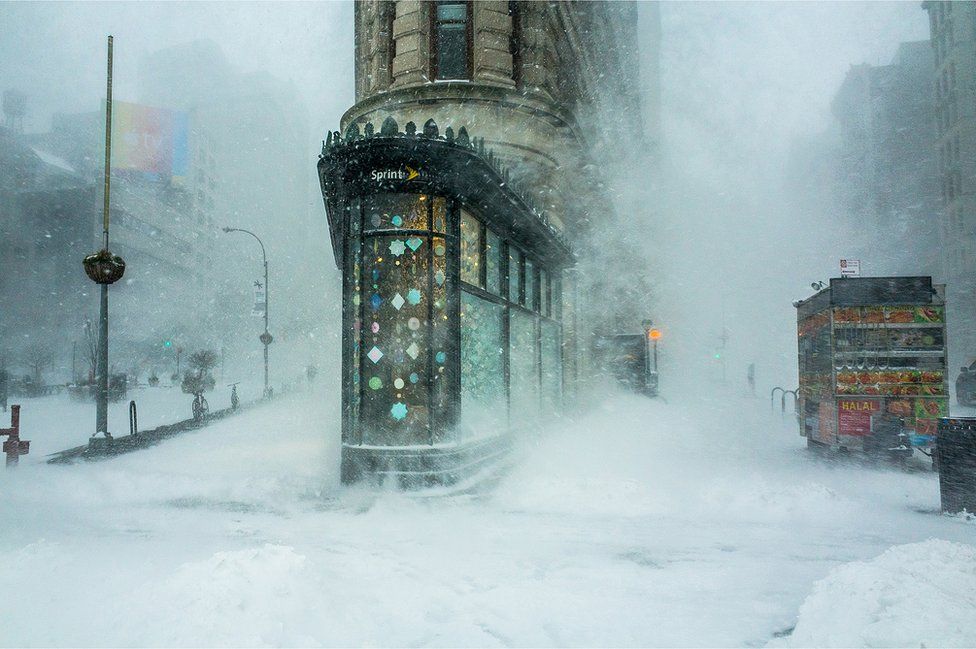 _92947488_4_flatiron_building_in_a_snowstorm_by_michelle_palazzo